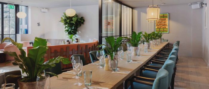 Extra lange tafel voor “private dinners” (in opdracht, n°35 Walk, Canary Wharf, Londen) –